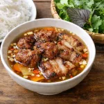 Cách làm bún chả Hà Nội với thịt nướng vàng đều, nước chấm chua ngọt và rau sống ăn kèm