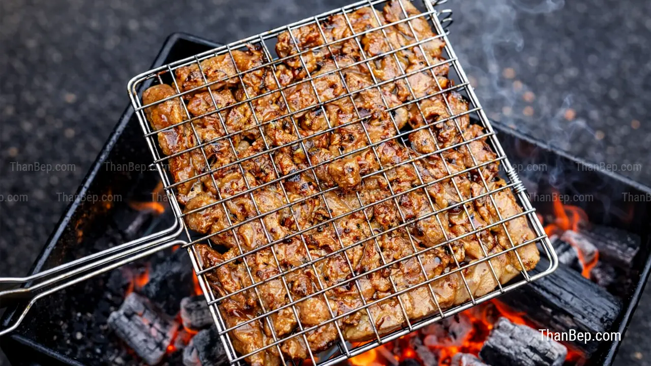 Cách làm bún chả với thịt ba chỉ thái mỏng xiên que, nướng trên than hoa cho vàng đều và dậy mùi thơm