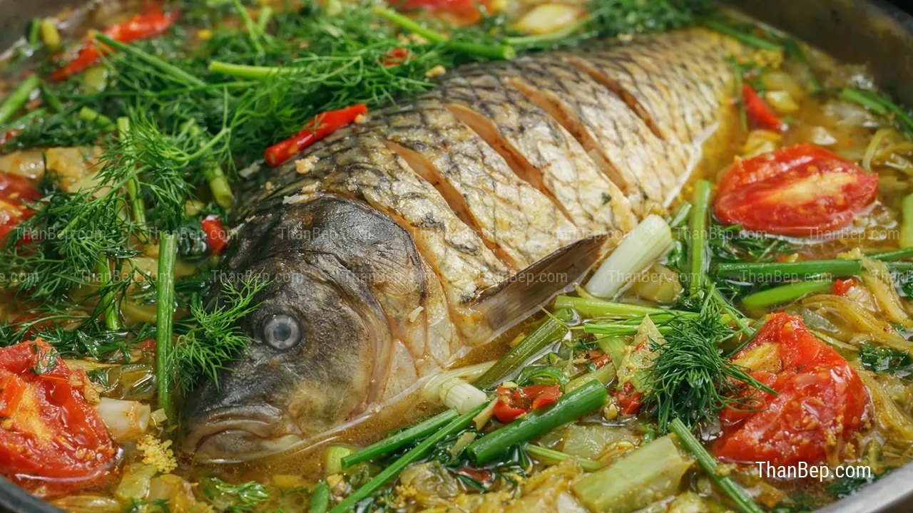 Cách làm cá chép om dưa với hình ảnh cận cảnh nồi cá om dưa chua, có thì là, vỏ cà chua chín mềm, hành lá và ớt thái, màu sắc chân thật